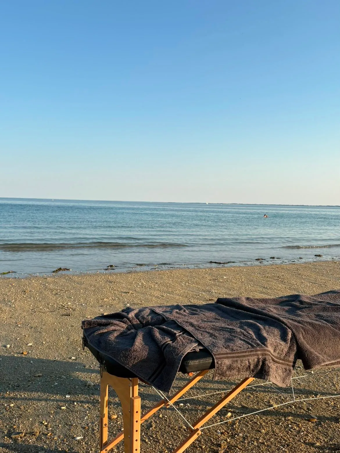 Table de massage face à la mer au crépuscule